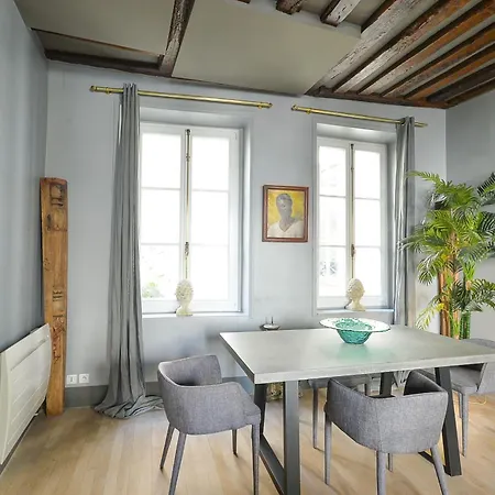 Luxurious 2bdrm 2 Ba In The Heart Of Le Marais Paris